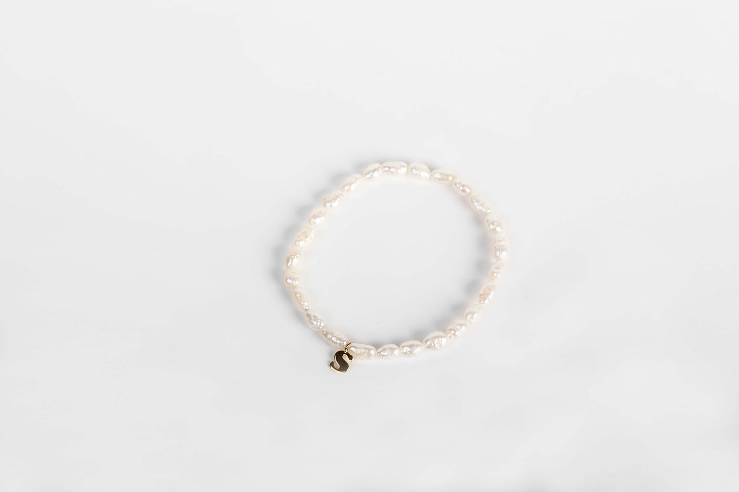 Pulsera de perlas e inicial en Oro