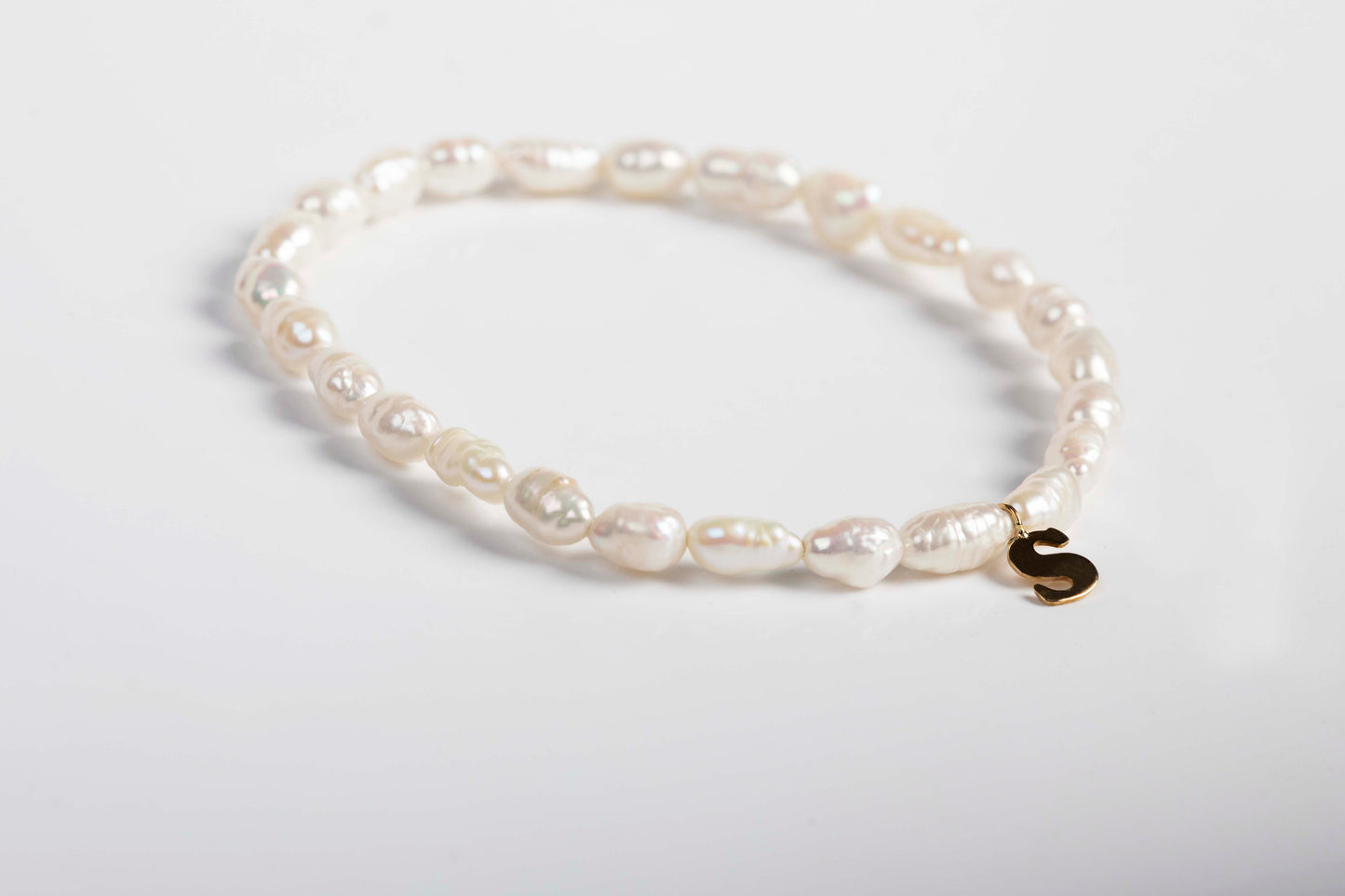 Pulsera de perlas e inicial en Oro