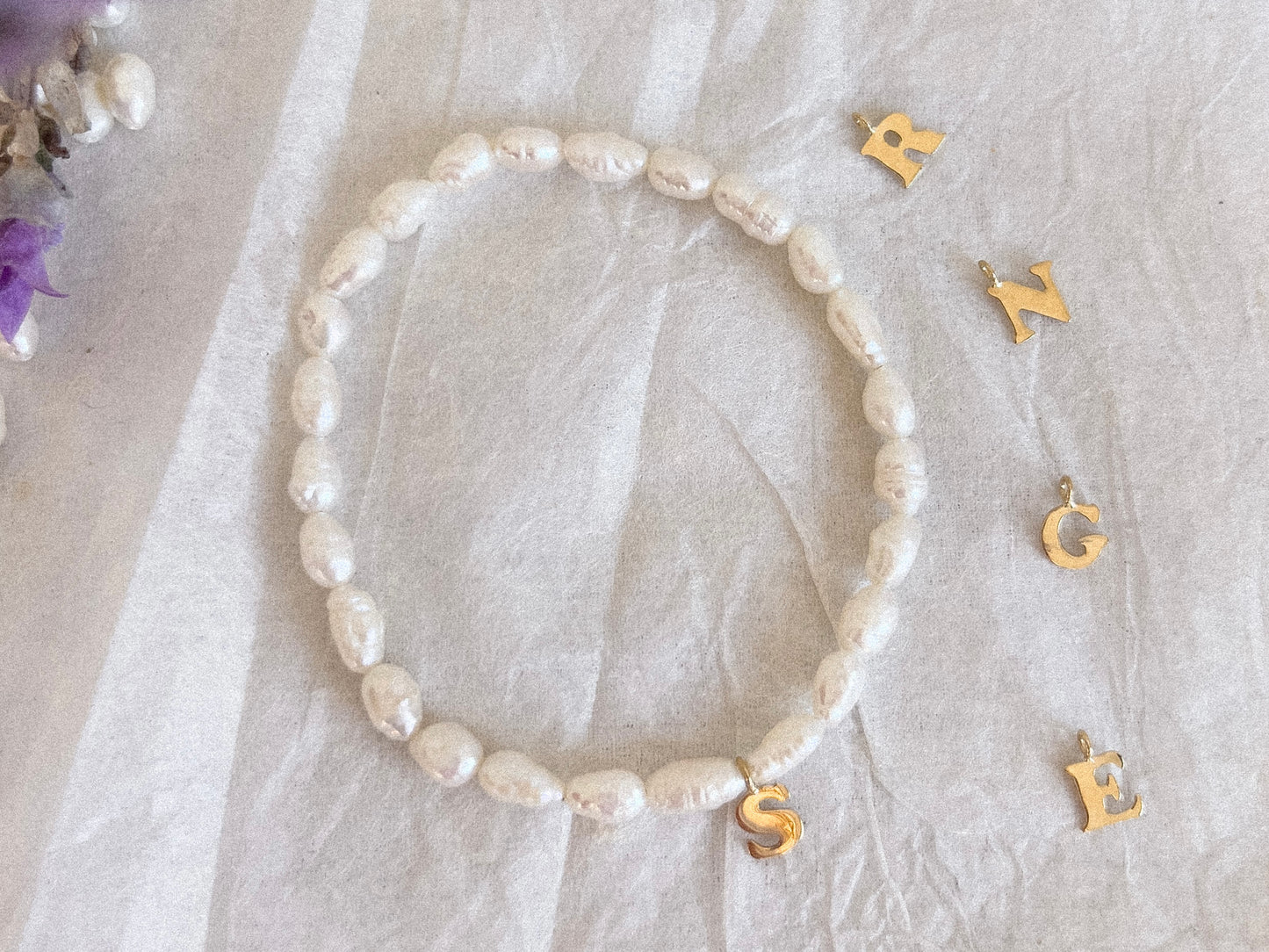 Pulsera de perlas e inicial en Oro