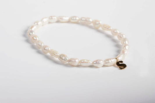 Pulsera de perlas e inicial en Oro